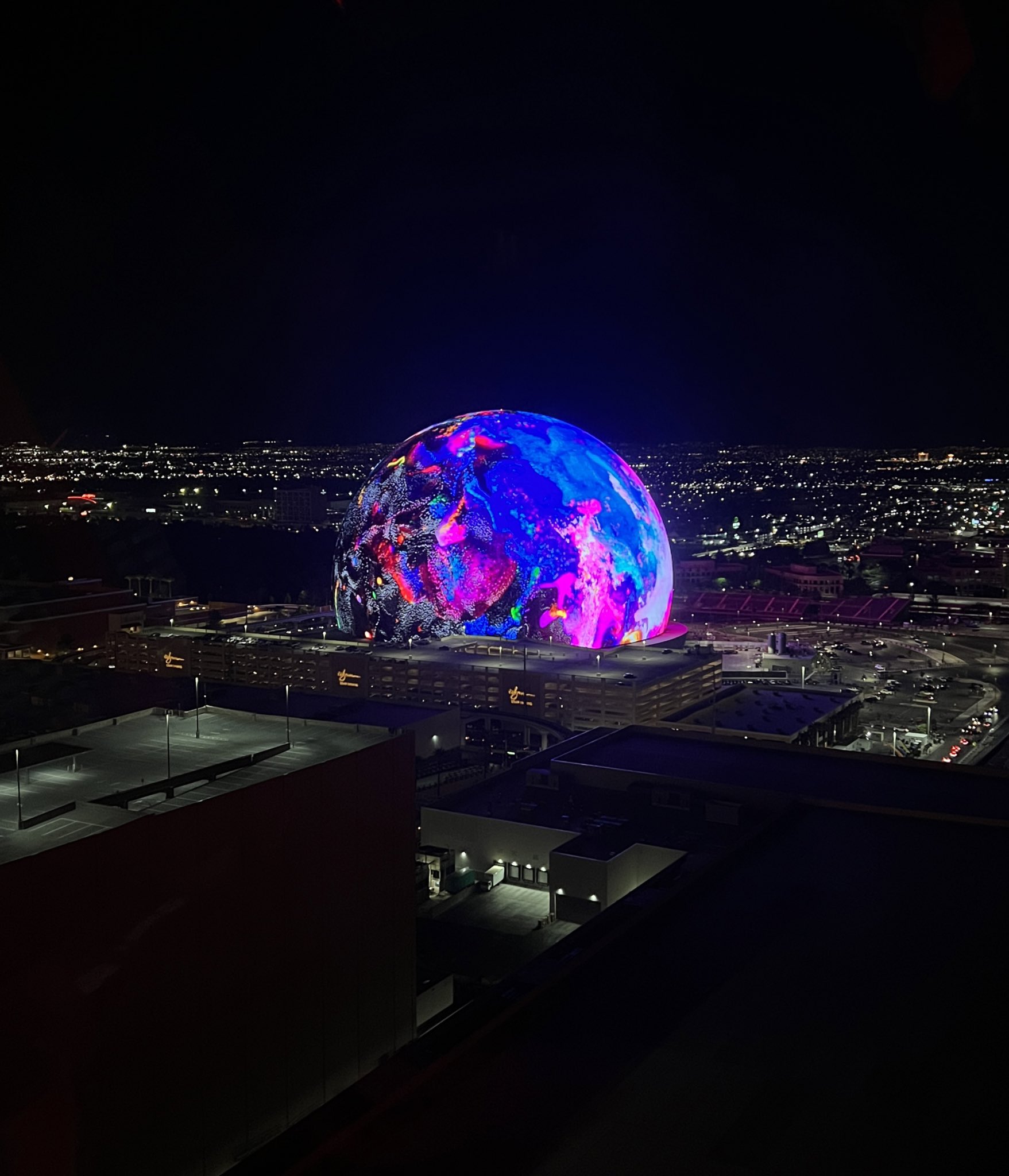 La Esfera de Las Vegas brilla, mientras Londres rechaza su gemela