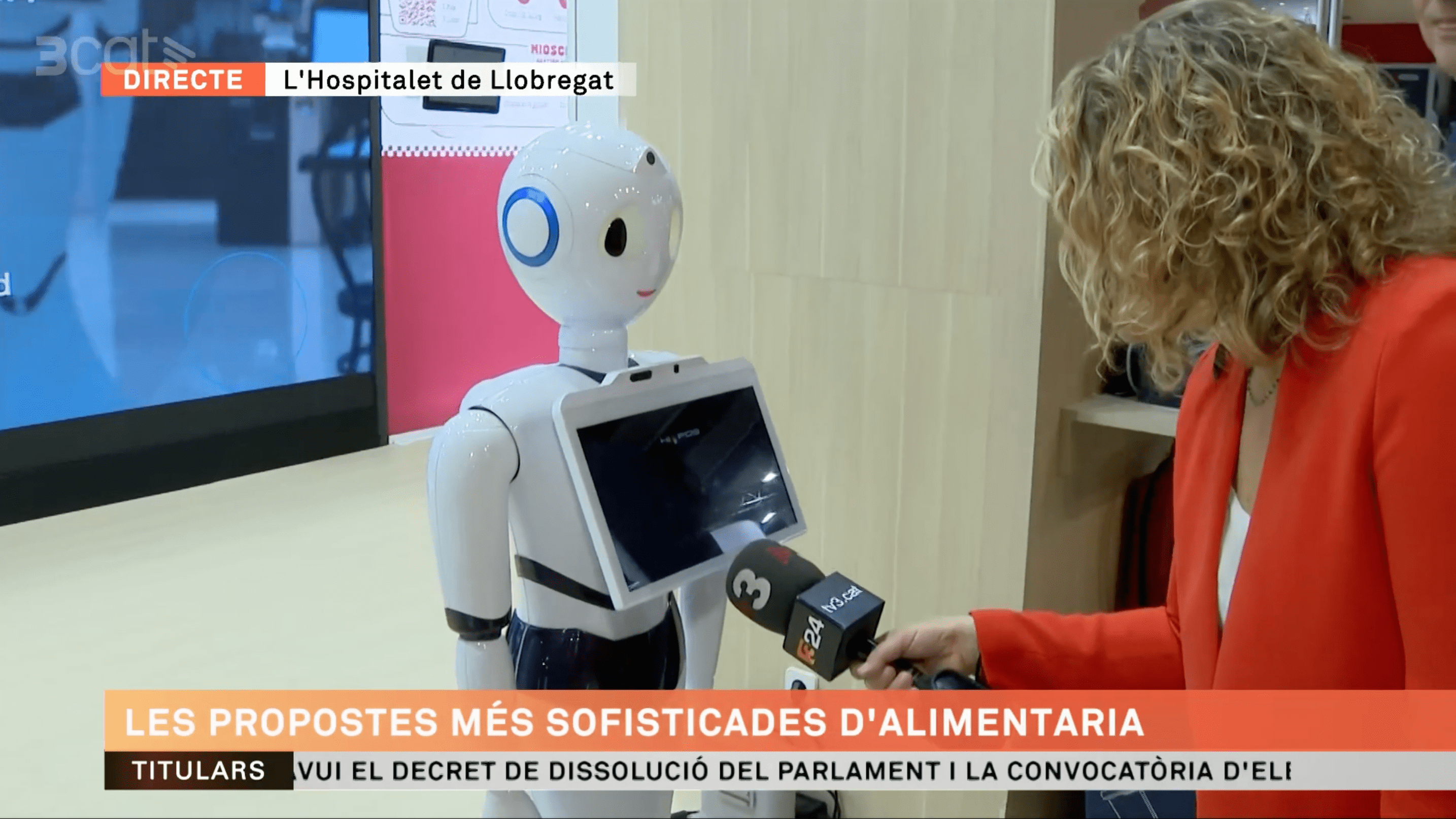 Un robot se cae en pleno directo en televisión mientras buscaba mesa para la reportera