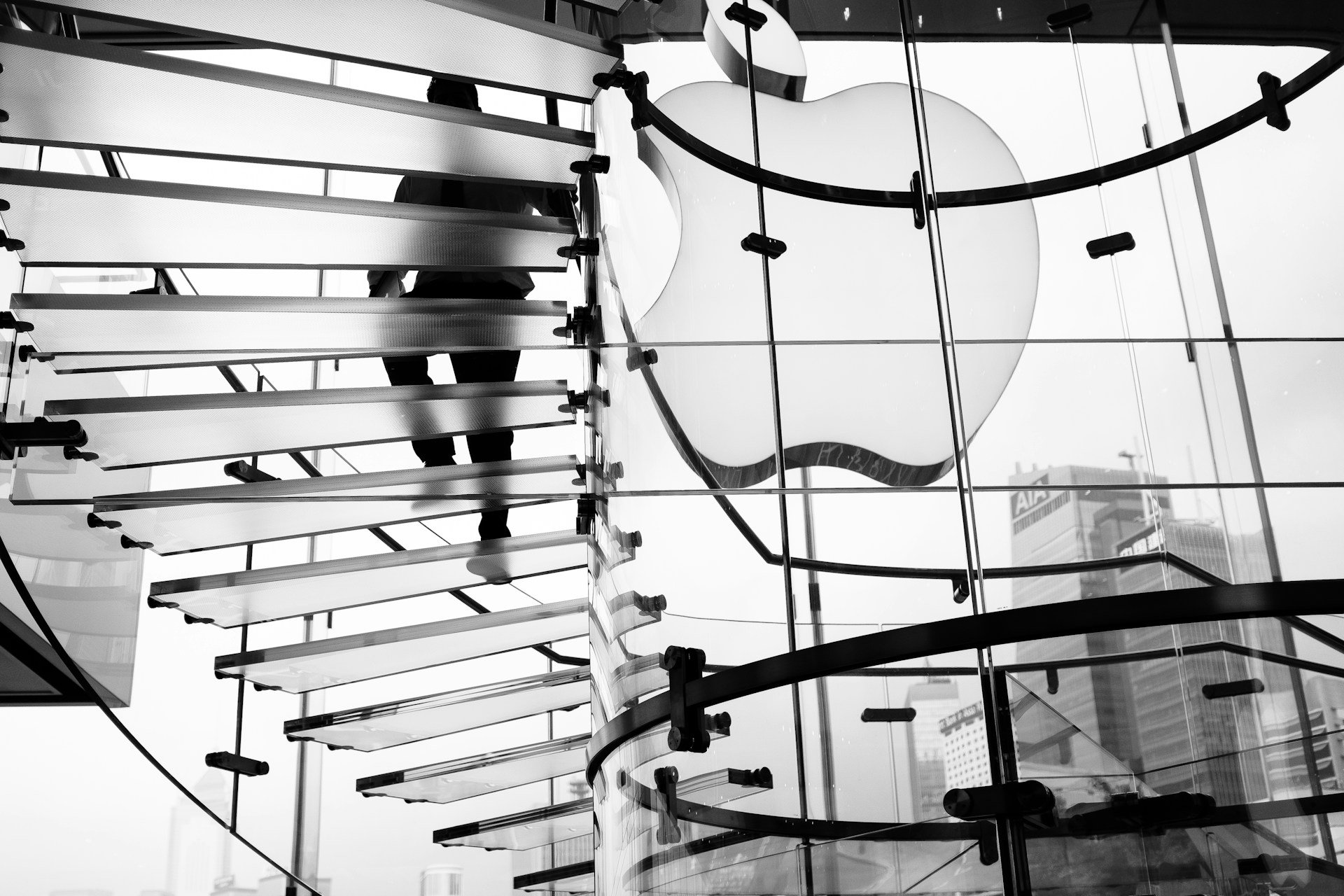 Apple apuesta por su gigantesca base de usuarios para triunfar en IA, según Mark Gurman de Bloomberg